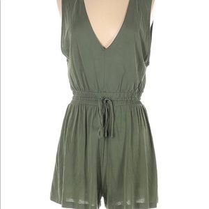 URBAN OUTFITTERS green romper 💚